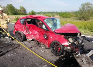 TEŠKA PROMETNA NESREĆA: Mladić se sudario s dvama automobilima, liječnici se bore za njegov život (FOTO)