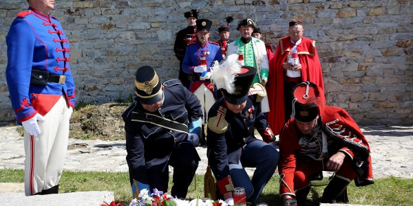 Zagreb: Pripadnici Saveza povijesnih postrojbi HV-a položili vijenac na Oltar domovine